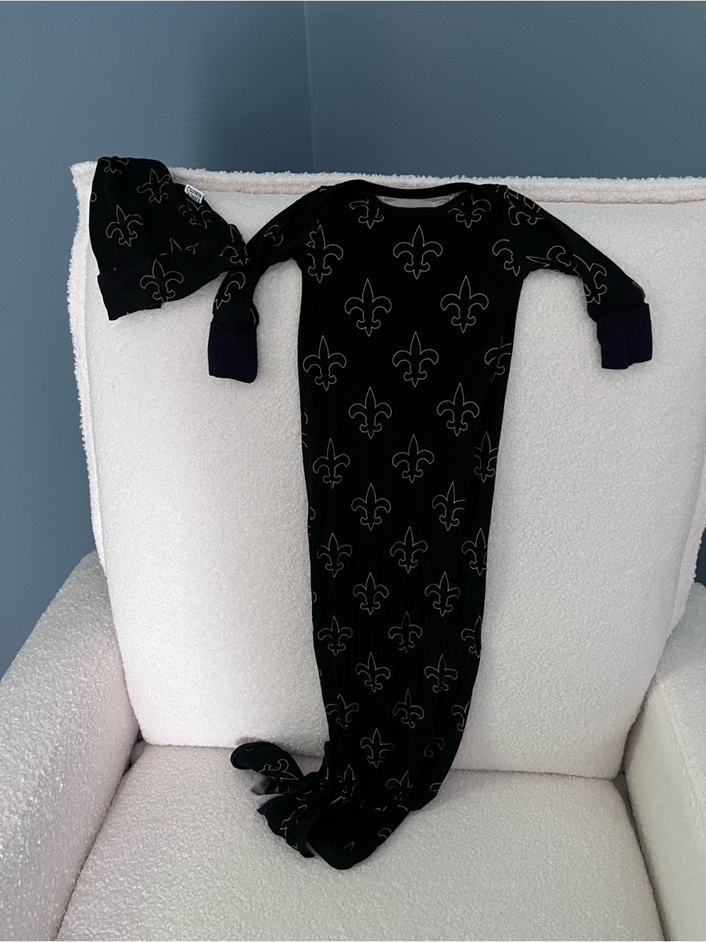 Baby Black Fleur de lis One-Piece Gown with Hat - Black